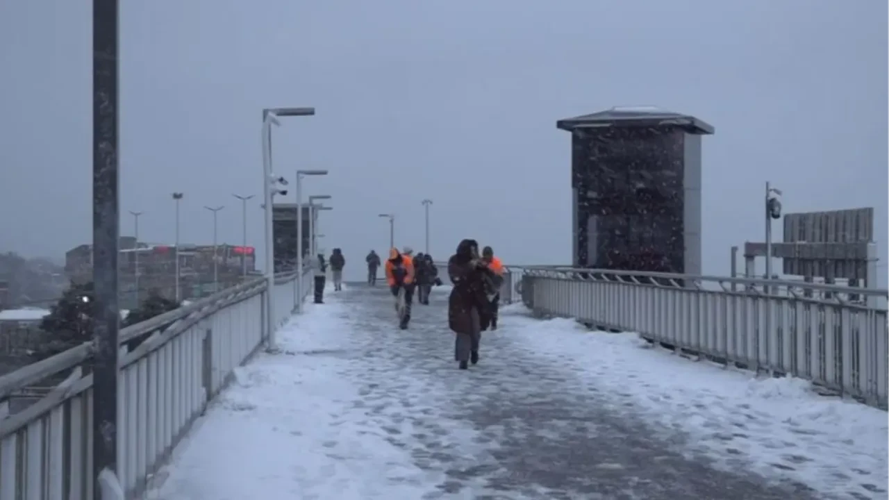İstanbul'da kar etkisini artırıyor! Bir anda beyaza büründü