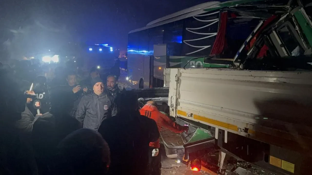 Karlı yolda can pazarı! Yolcu otobüsü tıra saplandı