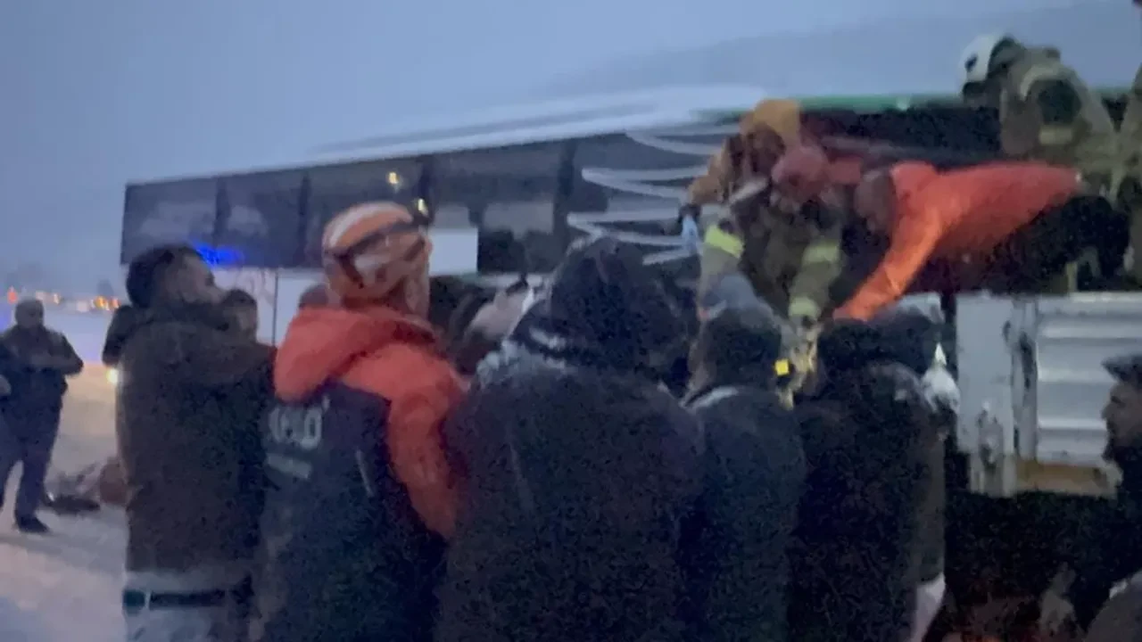 Karlı yolda can pazarı! Yolcu otobüsü tıra saplandı