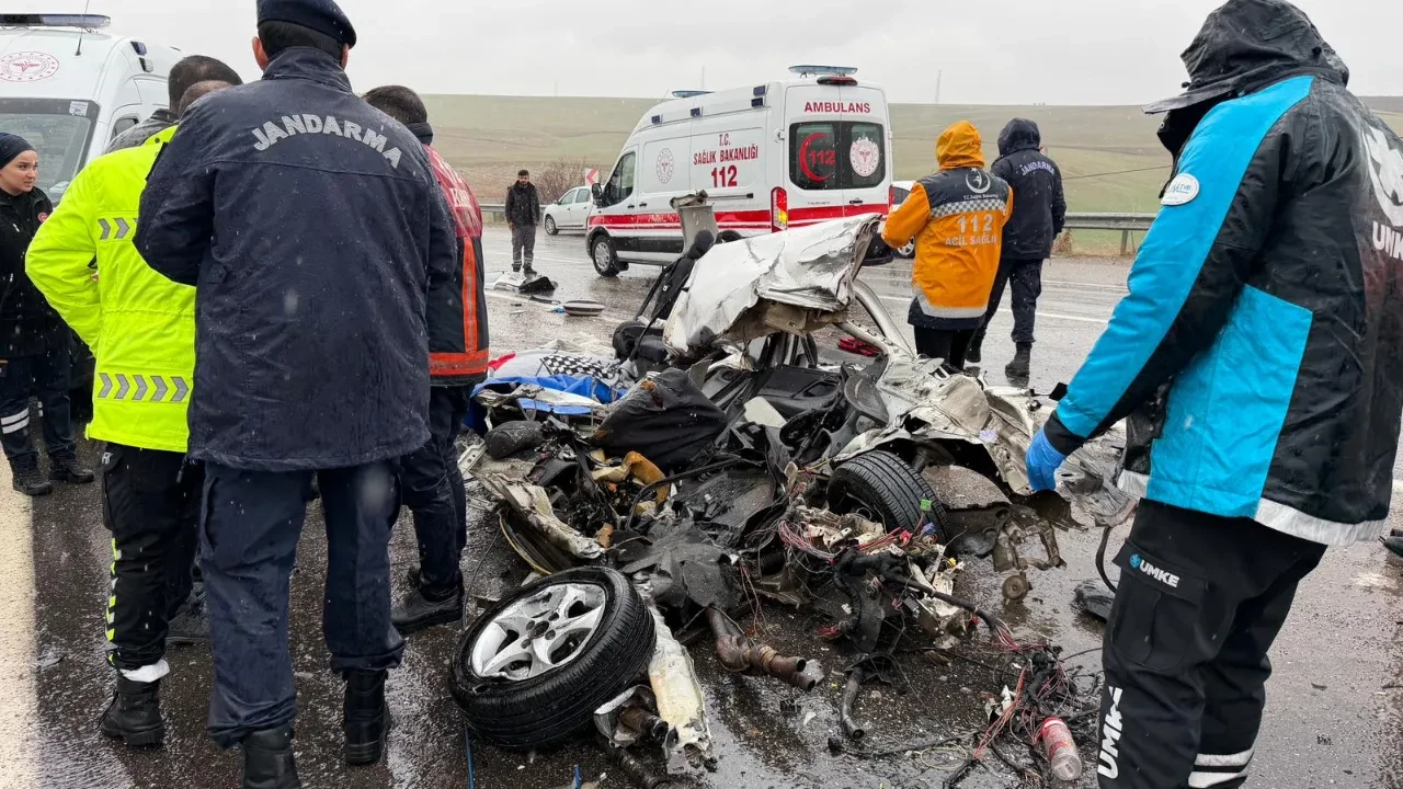 Otobüs, otomobili kağıt gibi ezdi! Ölüler ve yaralı var