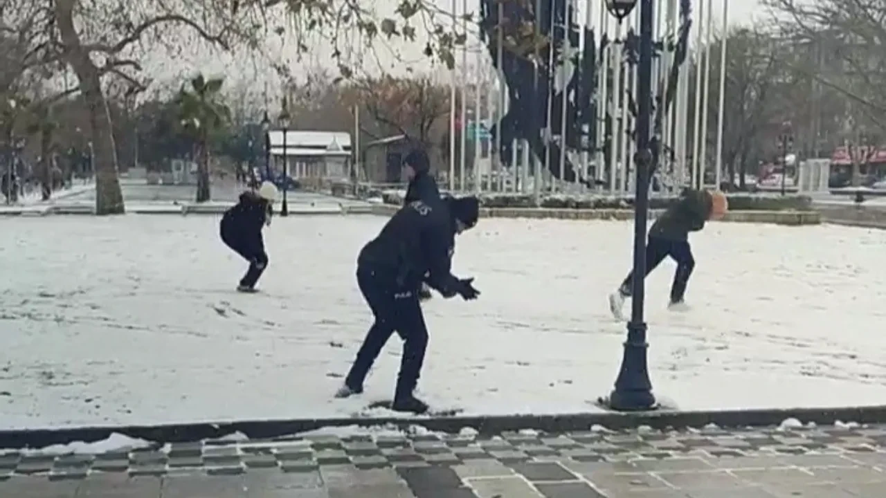 Polisler ve çocuklar arasında kartopu savaşı