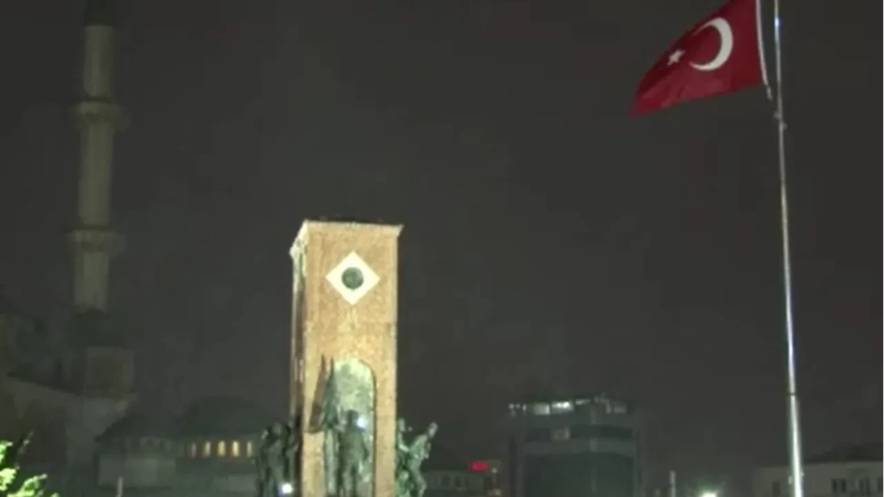 Taksim Meydanı'nda kar manzarası: Sabaha karşı yağış başladı