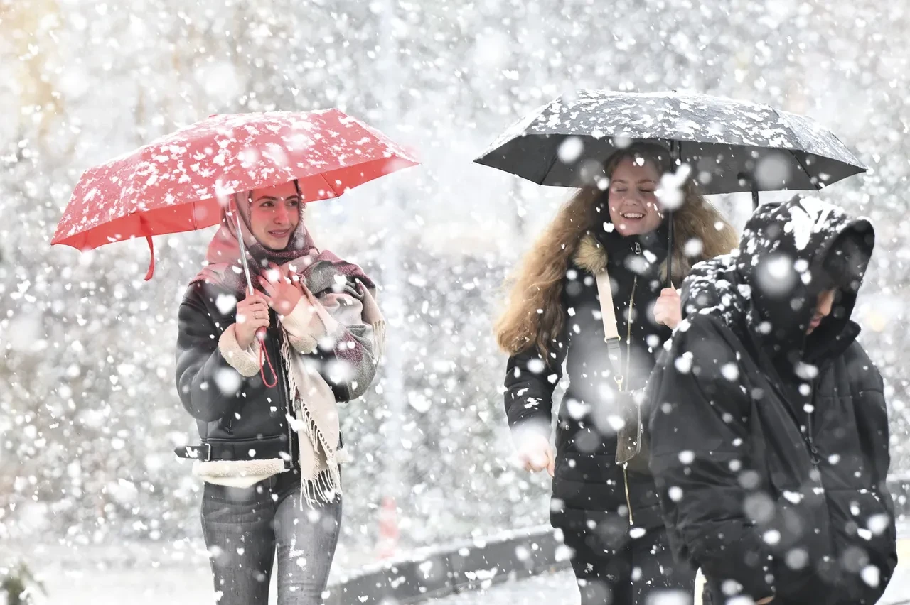 Yoğun kar yağışı, sağanak ve fırtına fena bastırdı! Meteoroloji'den 41 ile sarı kod! 