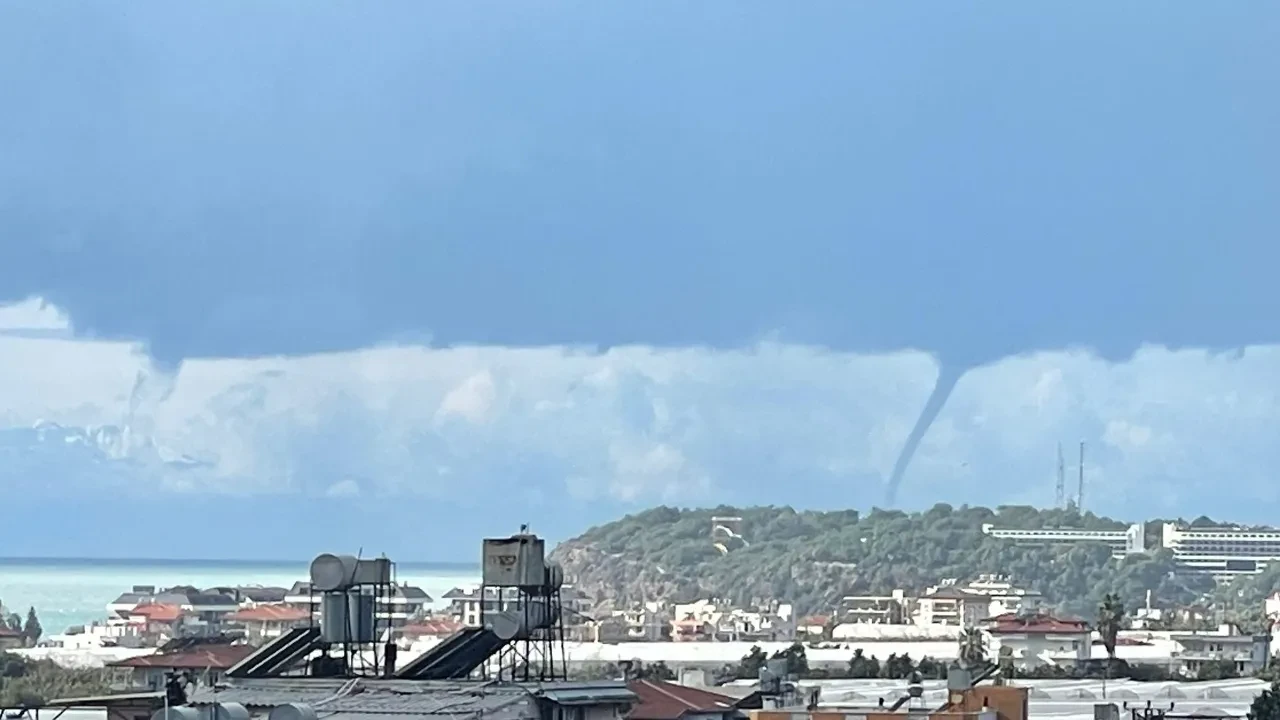 Alanya'da denizde oluşan hortum kamerada!