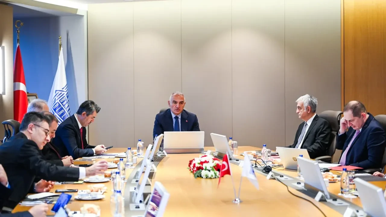 Bakan Ersoy yeni rotayı duyurdu: Krizlere rağmen rekor beklentisi