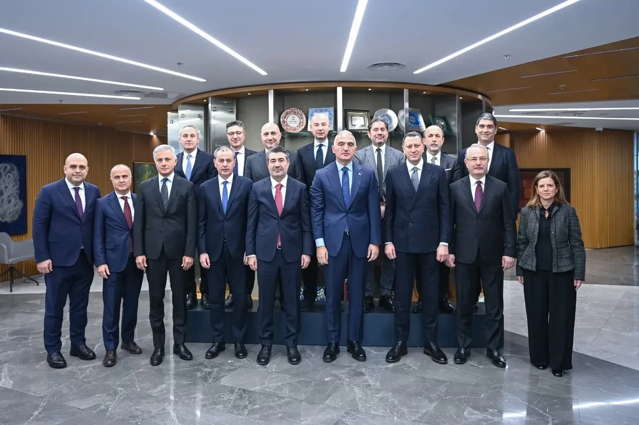 Bakan Ersoy yeni rotayı duyurdu: Krizlere rağmen rekor beklentisi