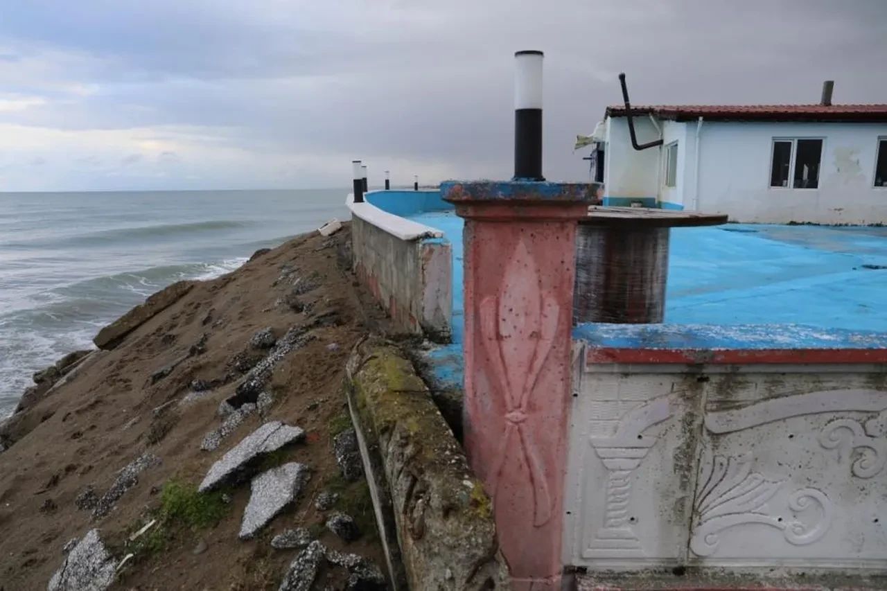 Dev dalgalar duvarı yuttu! Deniz yola taştı