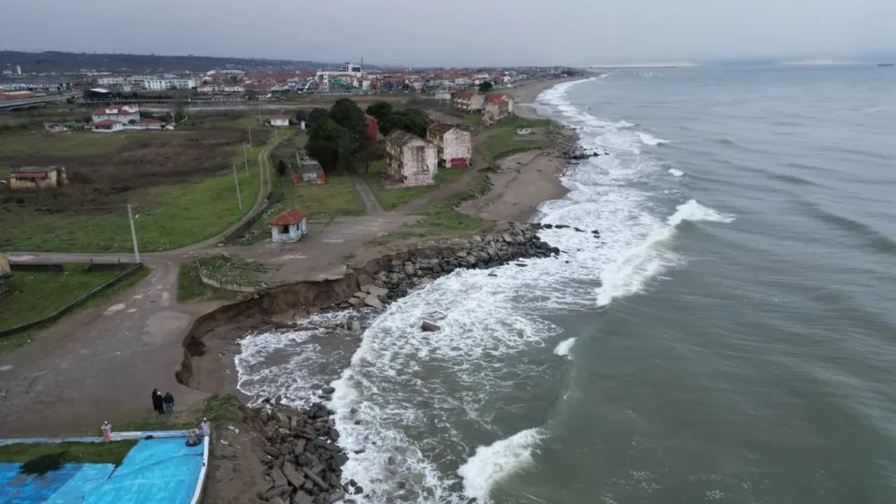 Dev dalgalar duvarı yuttu! Deniz yola taştı