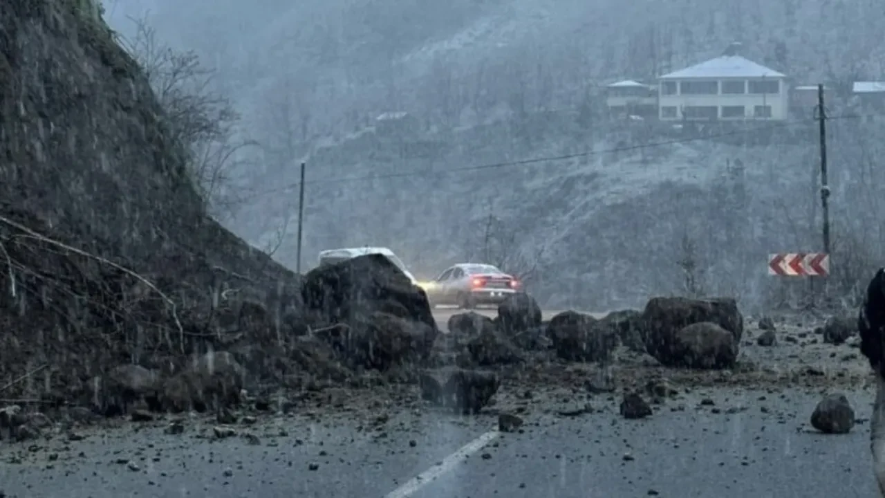 Facianın eşiğinden dönüldü! Heyelanla birlikte dev kayalar yola düştü