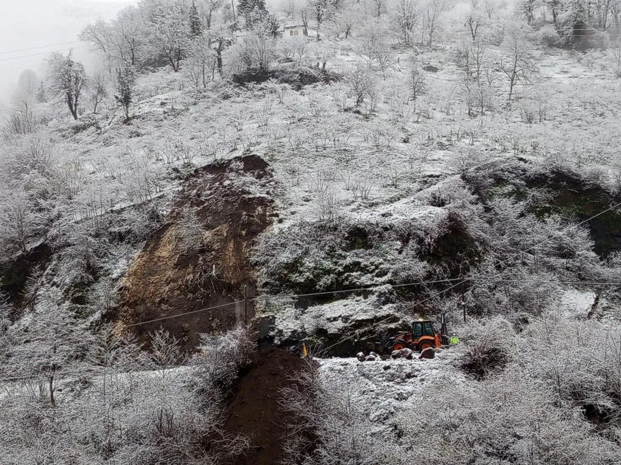 Facianın eşiğinden dönüldü! Heyelanla birlikte dev kayalar yola düştü