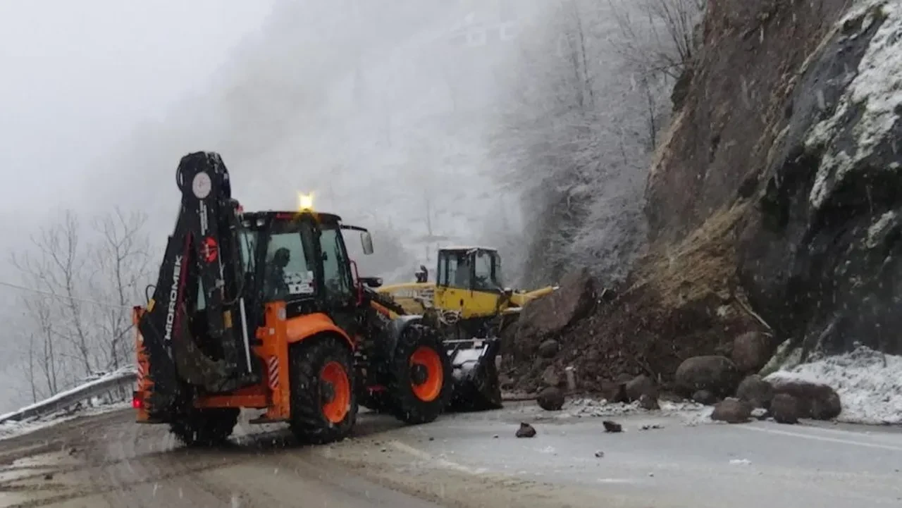 Facianın eşiğinden dönüldü! Heyelanla birlikte dev kayalar yola düştü