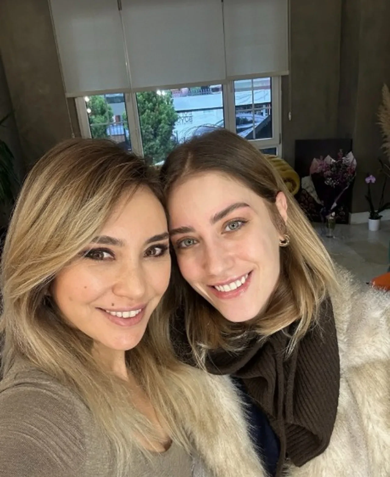 Hazal Kaya'nın makyajsız haline beğeni yağdı! 