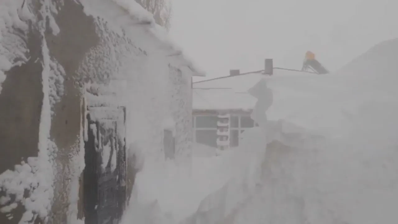 Kar kalınlığı 3 metreyi buldu! “Alaska değil Başören köyü”