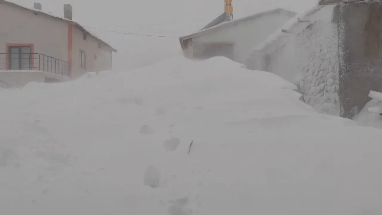 Kar kalınlığı 3 metreyi buldu! “Alaska değil Başören köyü”