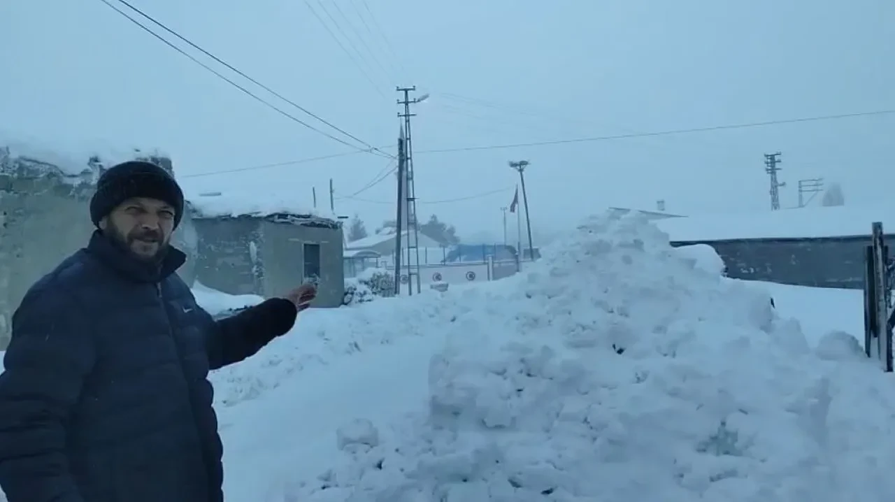 Kar kalınlığı 3 metreyi buldu! “Alaska değil Başören köyü”