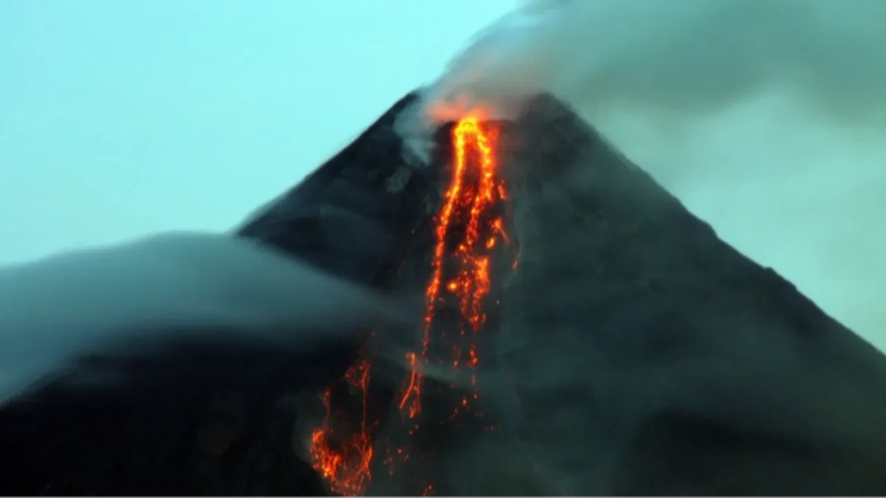 Mayon Yanardağı'ndan lavlar fışkırıyor! Patlama potansiyeli var