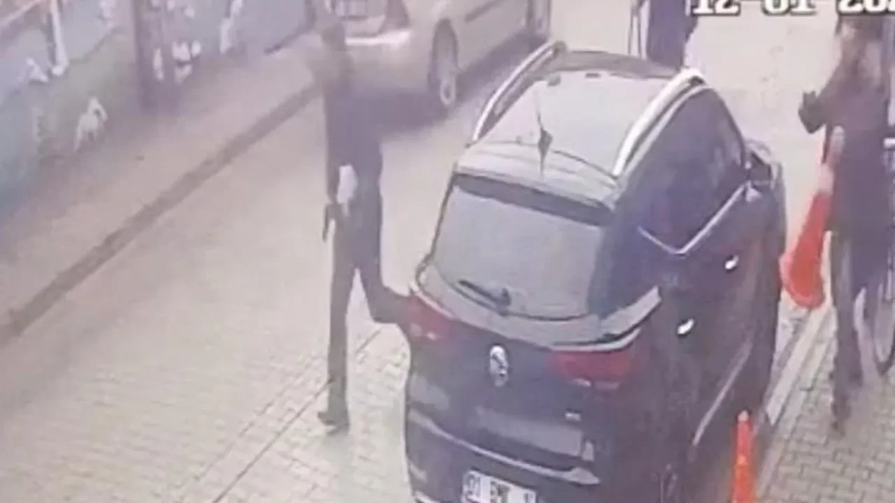 Okul önünde dehşet! Öğretmene önce yumruk attı, ardından ateş etti