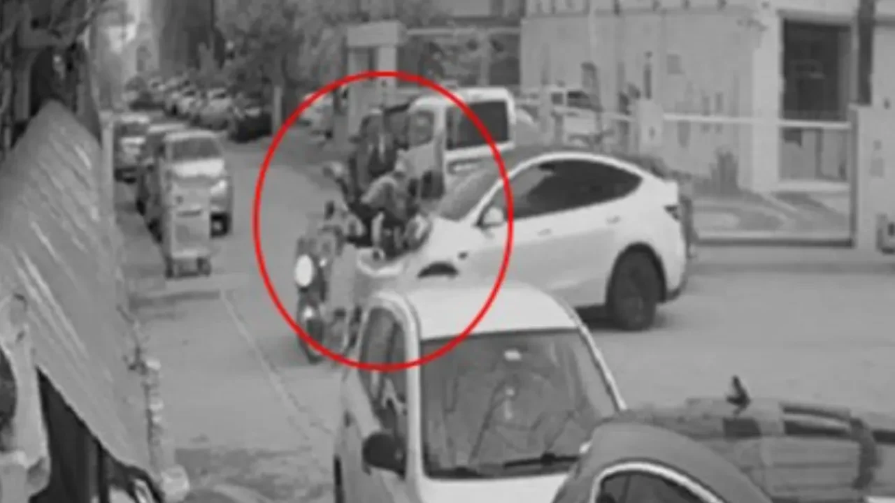 Otomobil ile çarpıştılar, metrelerce havaya savruldular! Kaza anları kamerada