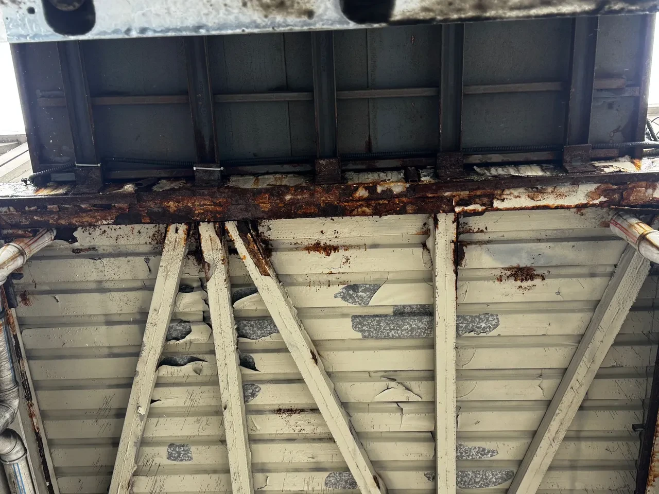 Paslı köprüden kopan parçalar aracına düştü! İBB tazmin talebini reddetti