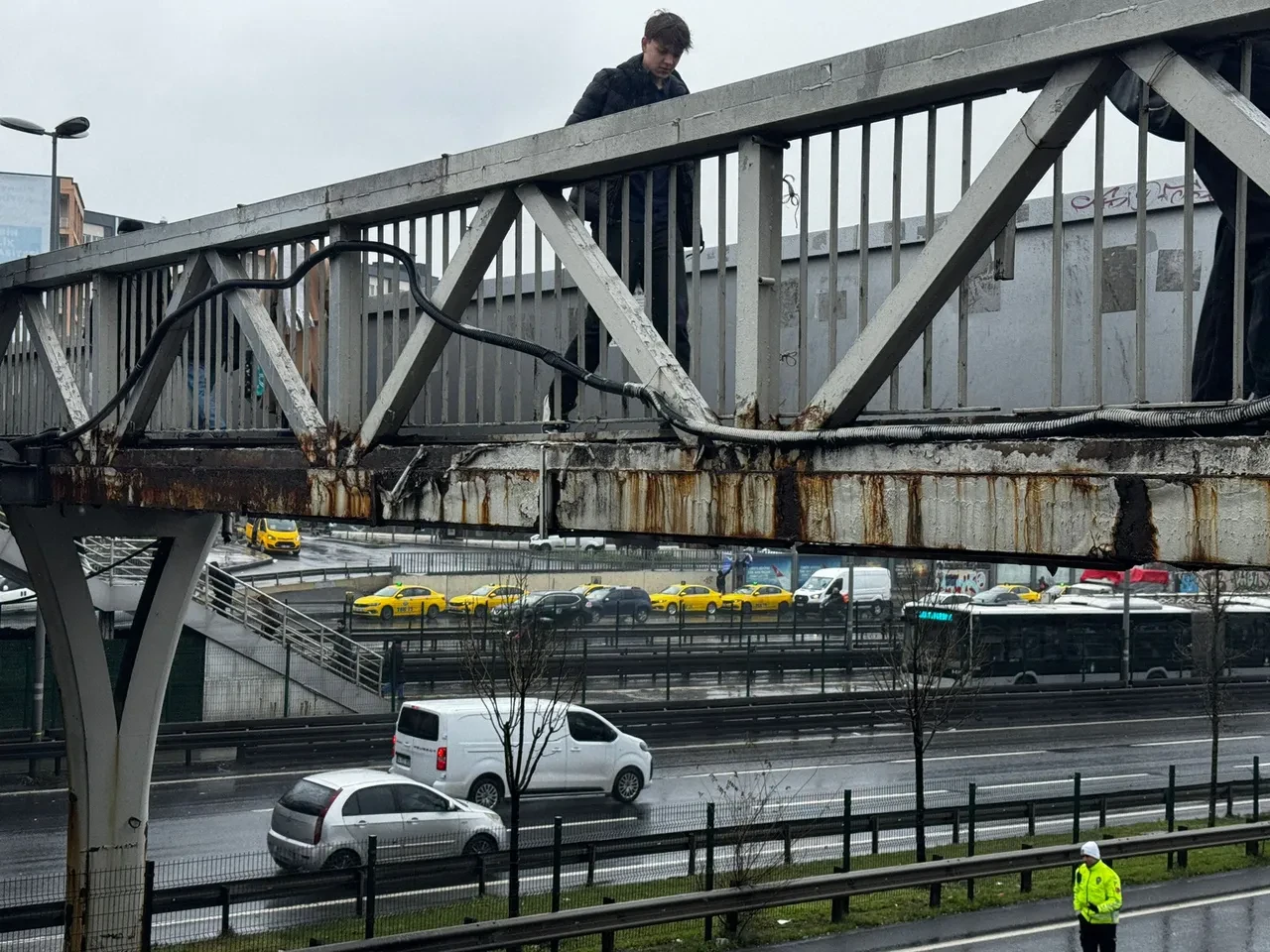 Paslı köprüden kopan parçalar aracına düştü! İBB tazmin talebini reddetti