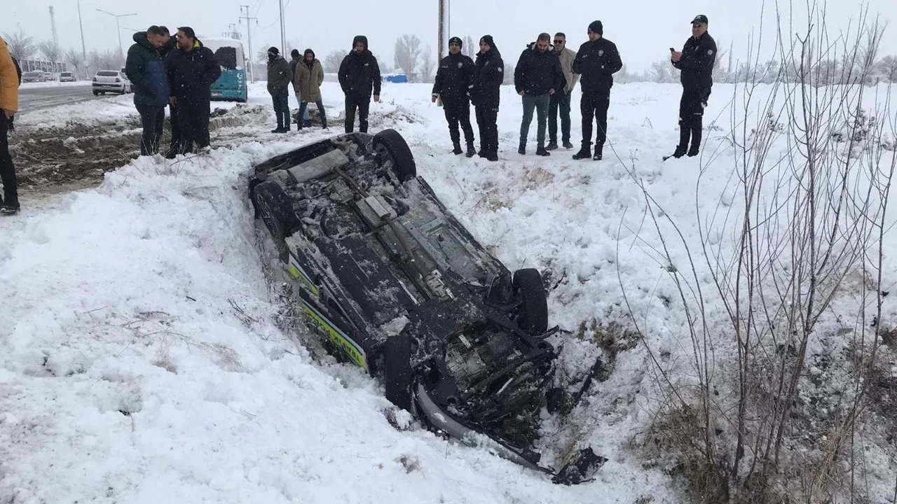 Polis aracı, karlı havada şarampole uçtu! Kazada 2 polis yaralandı