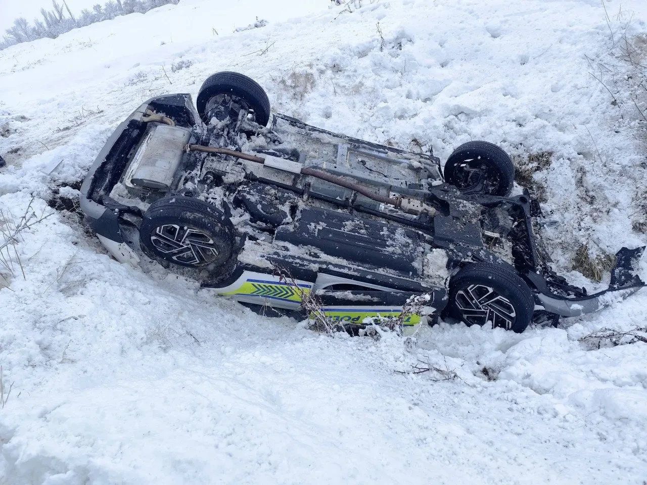 Polis aracı, karlı havada şarampole uçtu! Kazada 2 polis yaralandı