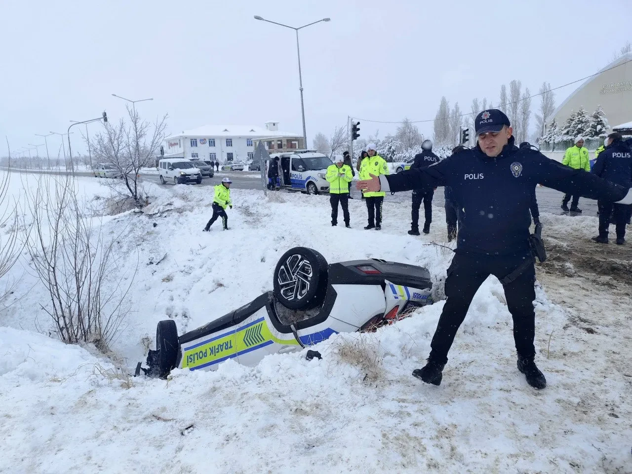 Polis aracı, karlı havada şarampole uçtu! Kazada 2 polis yaralandı