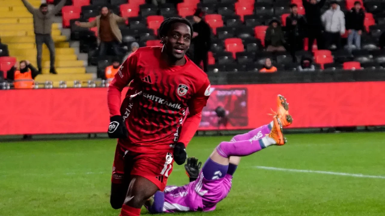 Ziraat Türkiye Kupası'nda tansiyon yükseldi: 3 kırmızı kart ve tek golle gelen zafer!