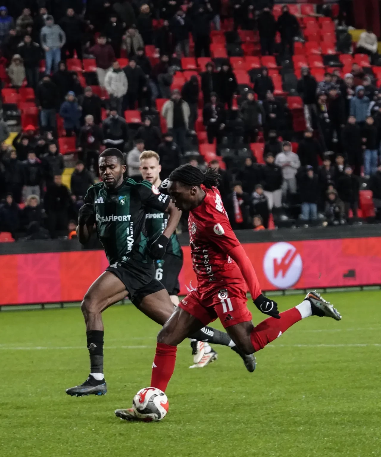 Ziraat Türkiye Kupası'nda tansiyon yükseldi: 3 kırmızı kart ve tek golle gelen zafer!