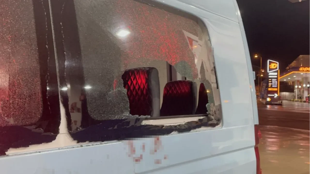 Alkollü sürücü ekiplere zor anlar yaşattı! Öfke nöbeti geçirdi, dolmuşun camına kafa attı