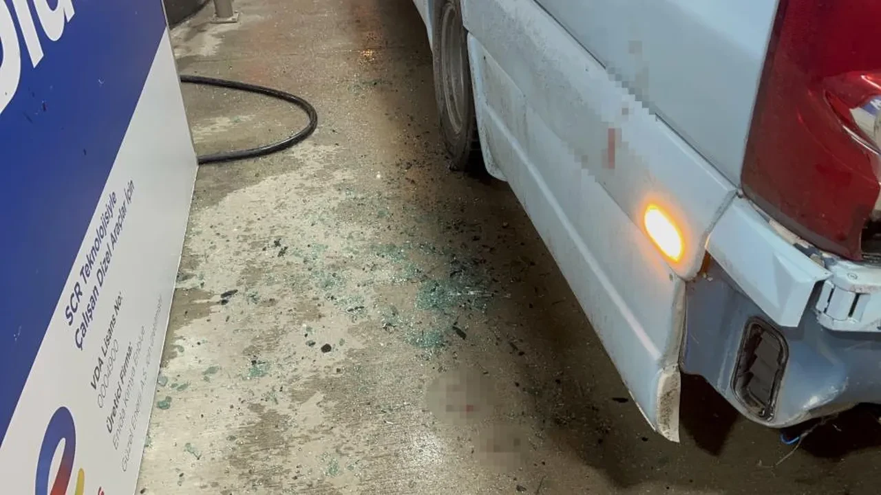 Alkollü sürücü ekiplere zor anlar yaşattı! Öfke nöbeti geçirdi, dolmuşun camına kafa attı