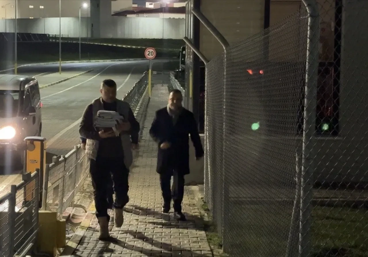 Avukat Rezan Epözdemir tahliye oldu! Cezaevi çıkışından ilk görüntü geldi