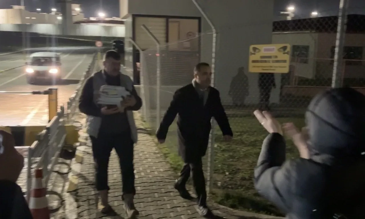 Avukat Rezan Epözdemir tahliye oldu! Cezaevi çıkışından ilk görüntü geldi