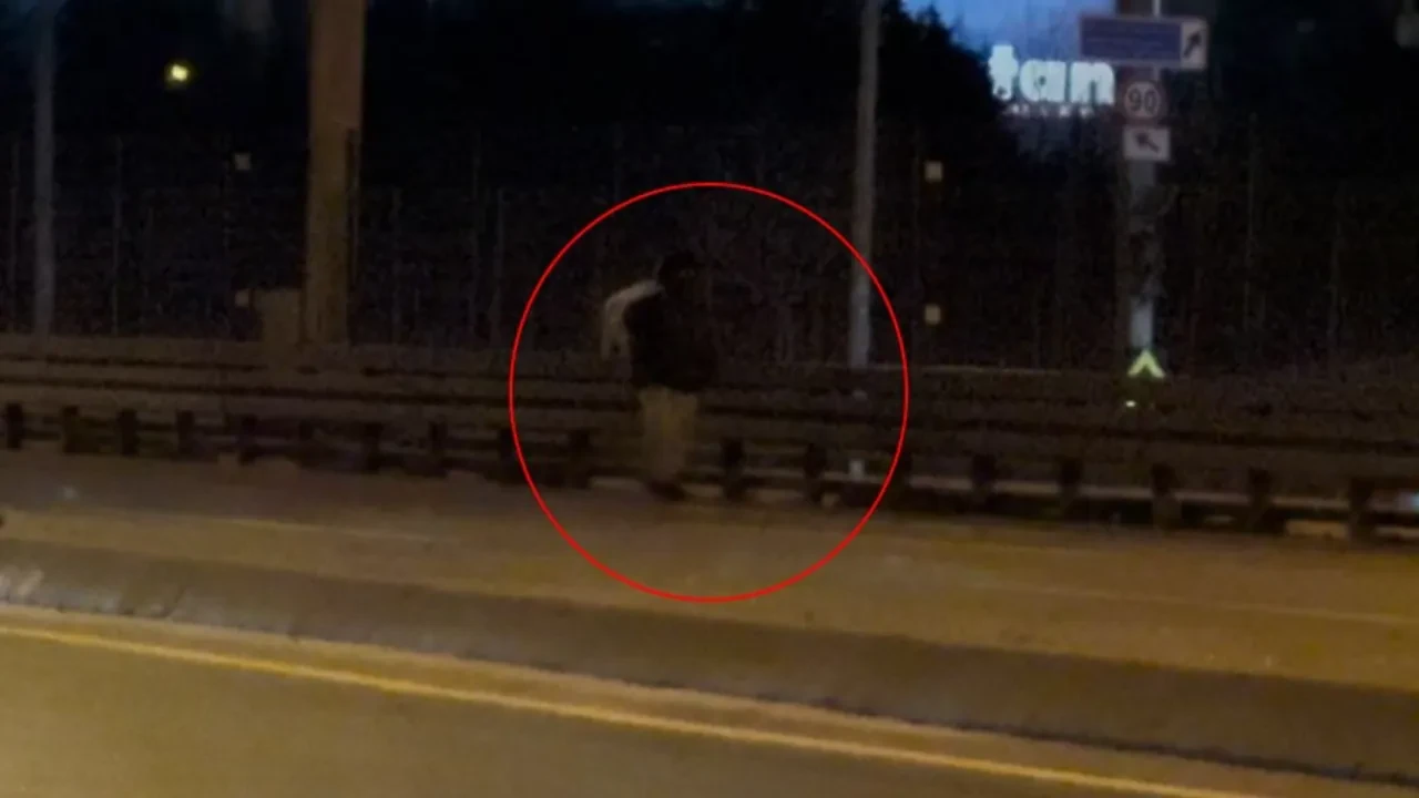 Beylikdüzü'nden Avcılar'a tehlikeli yürüyüş! Araçlara aldırmadan E-5'te ilerledi