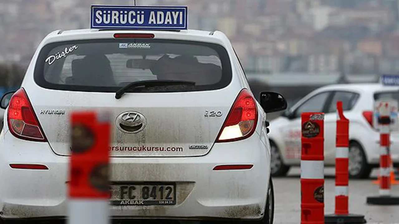 Ehliyet sınavında yeni dönem geliyor! Sınavdan kalan aday başvuru yaptı, kamera detayı dikkat çekti