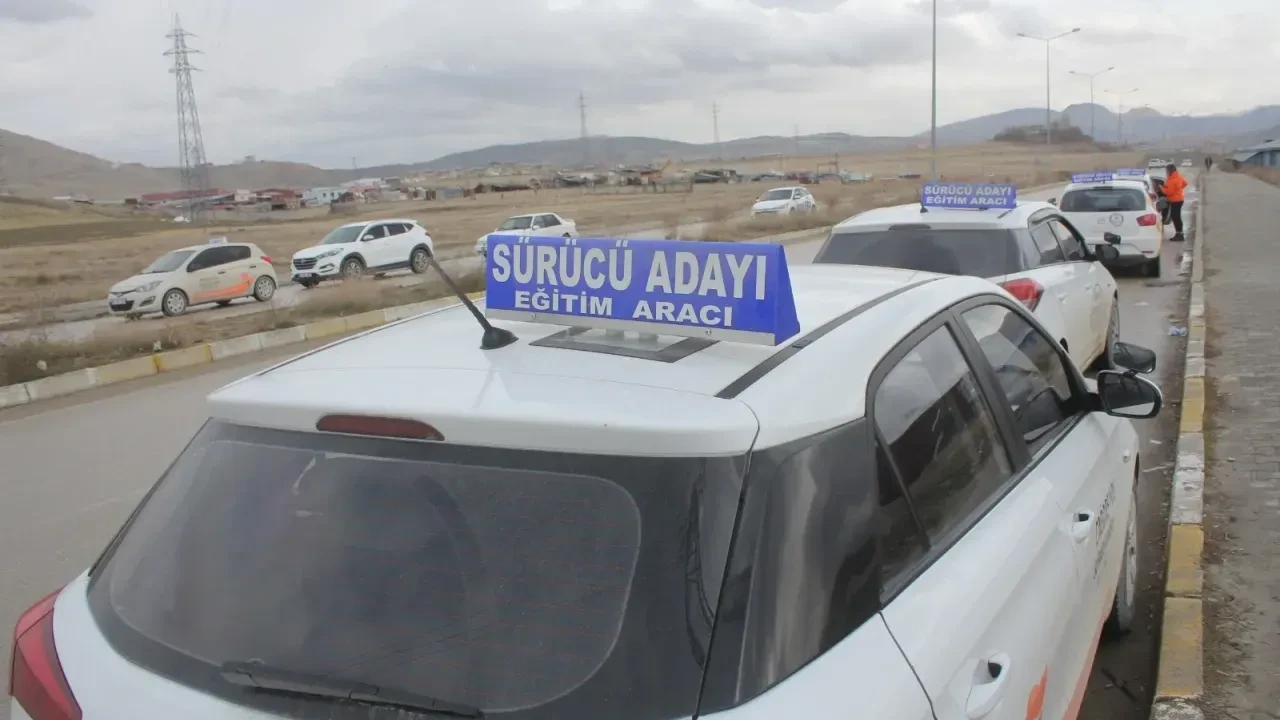 Ehliyet sınavında yeni dönem geliyor! Sınavdan kalan aday başvuru yaptı, kamera detayı dikkat çekti