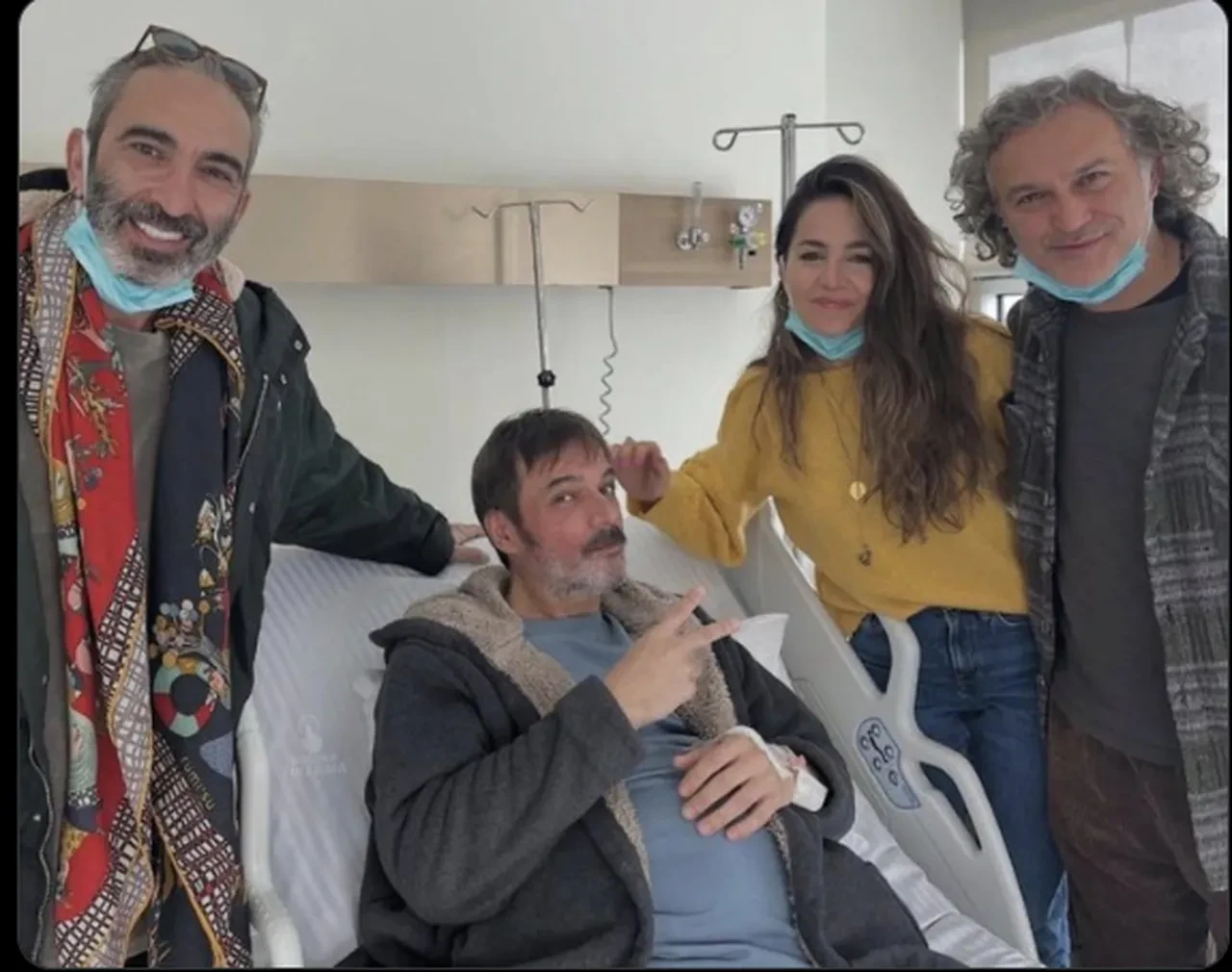 Geniş Aile oyuncularından Ufuk Özkan'a hastanede ziyaret 