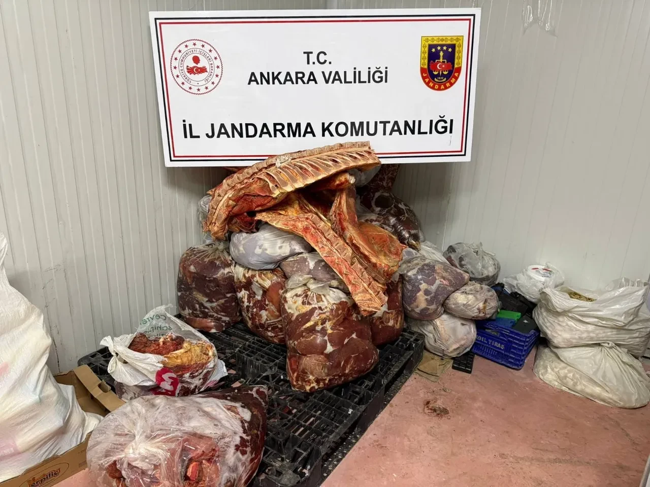 Gıda hilecileri iş başında! Sakın görüntüye kanmayın, sahte et ve gıdalar ele geçirildi