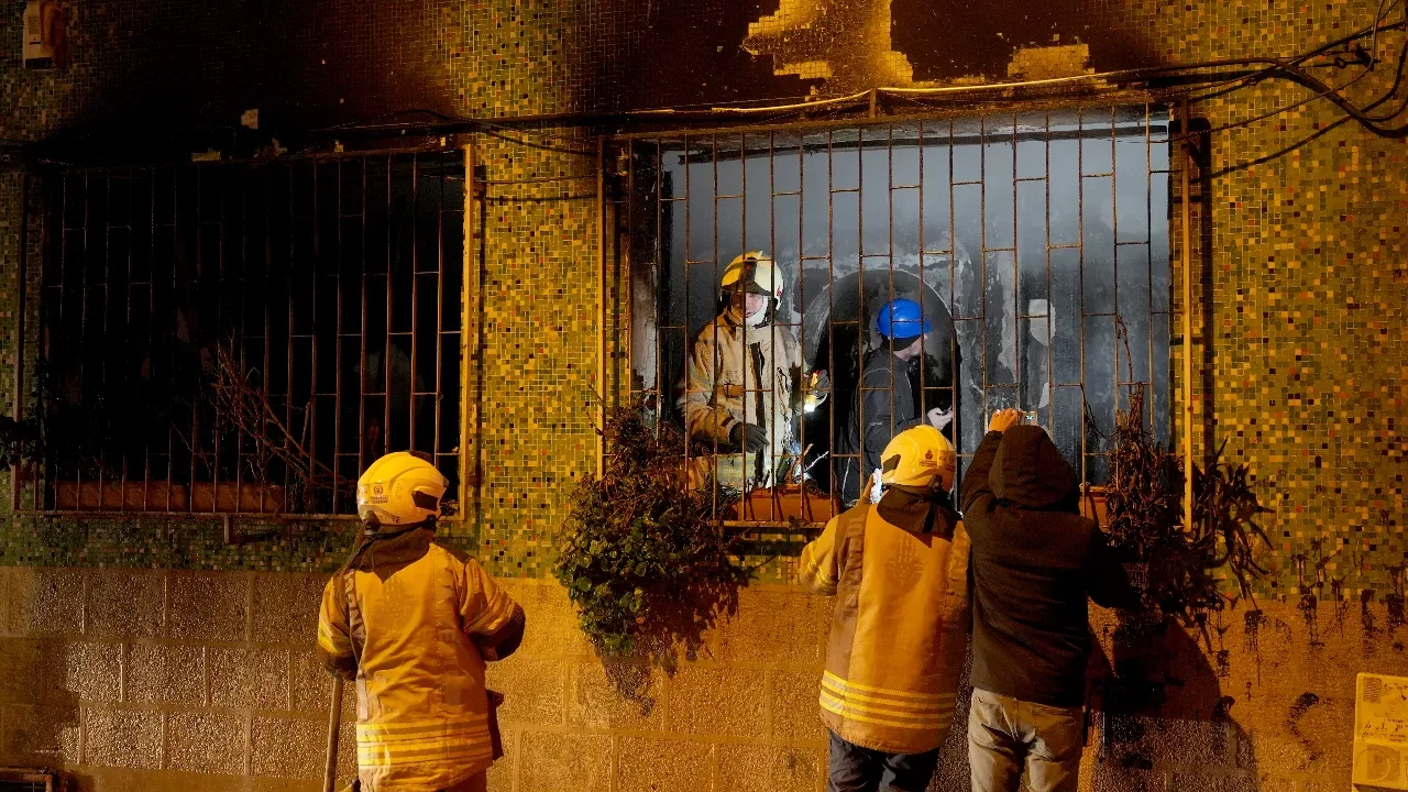 Kadıköy'de binada korkutan yangın: 1'i ağır 8 kişi yaralı