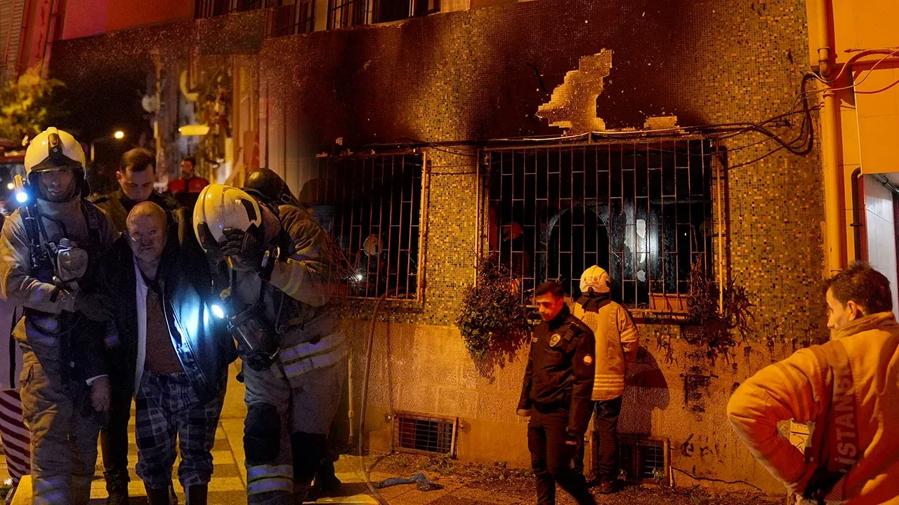 Kadıköy'de binada korkutan yangın: 1'i ağır 8 kişi yaralı