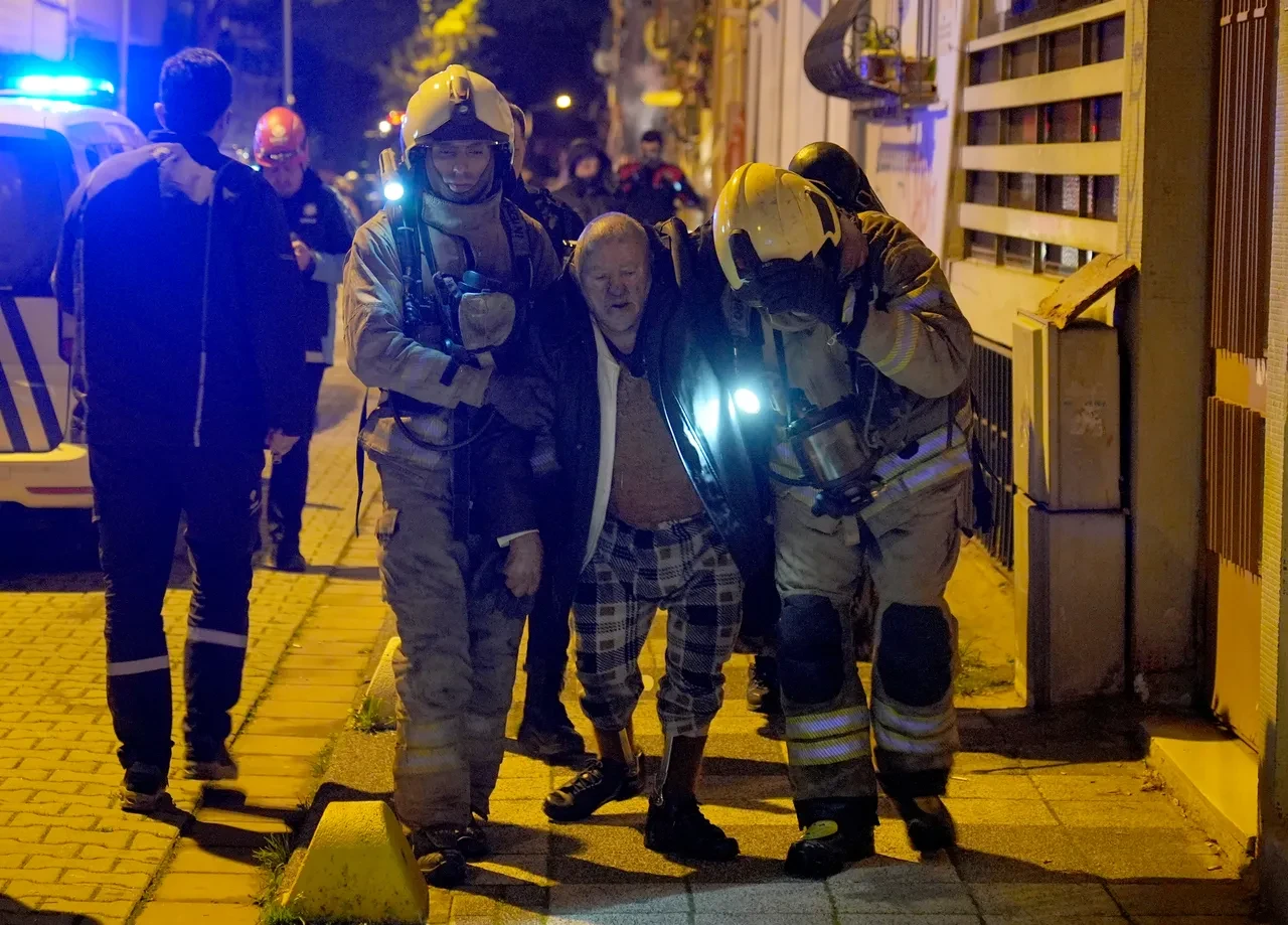 Kadıköy'de binada korkutan yangın: 1'i ağır 8 kişi yaralı
