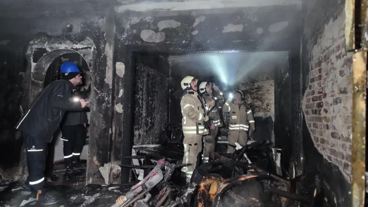 Kadıköy'de binada korkutan yangın: 1'i ağır 8 kişi yaralı