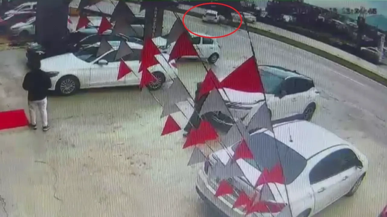 Kontrolünü kaybetti, aydınlatma direğine çarptı! Feci kaza kamerada