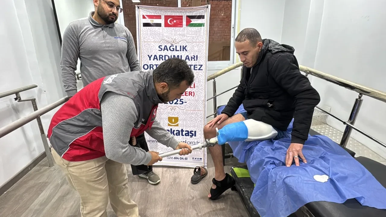 Sadakataşı Gazzeli savaş mağdurlarına protez desteği sağladı