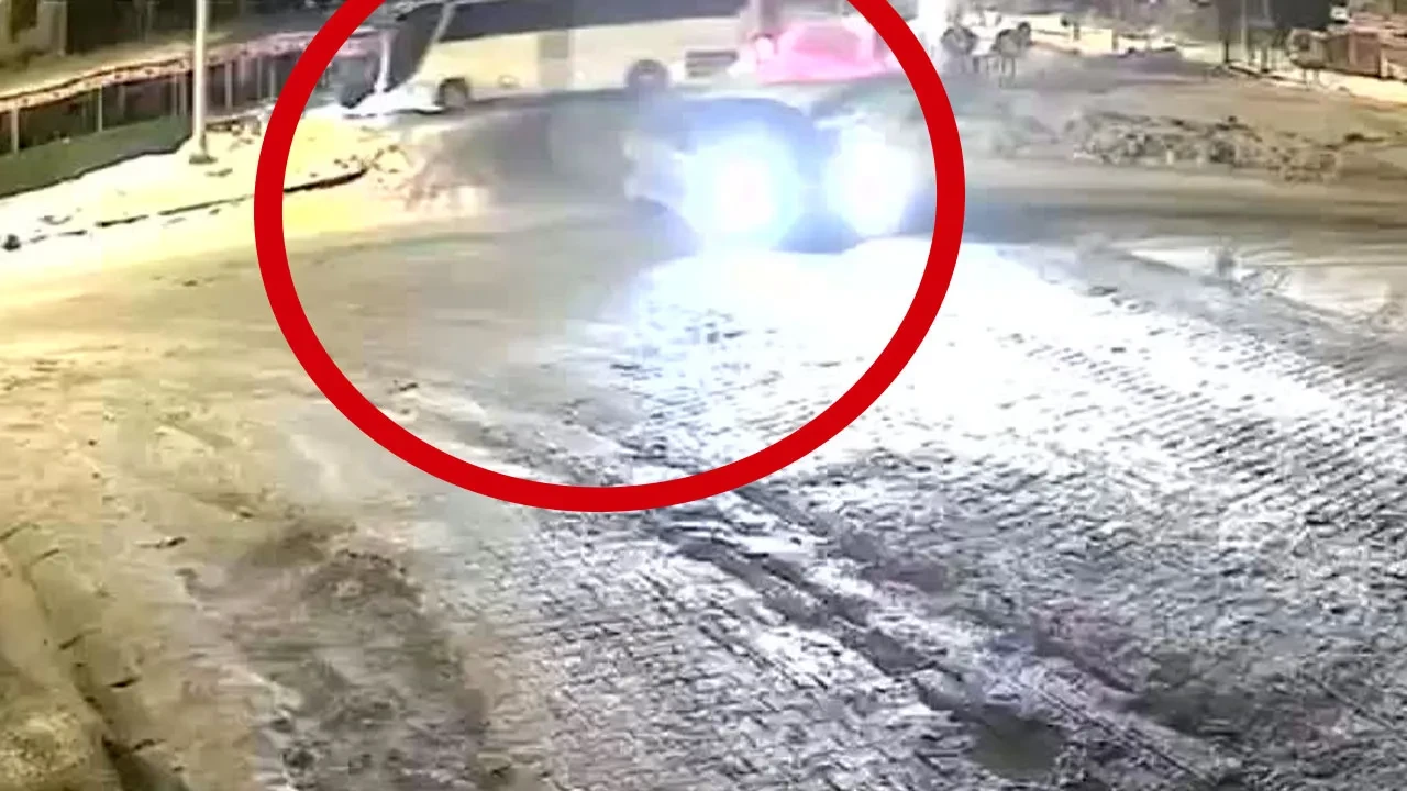 Yolcu otobüsü dinlenme tesisine daldı! Kaza anı kamerada