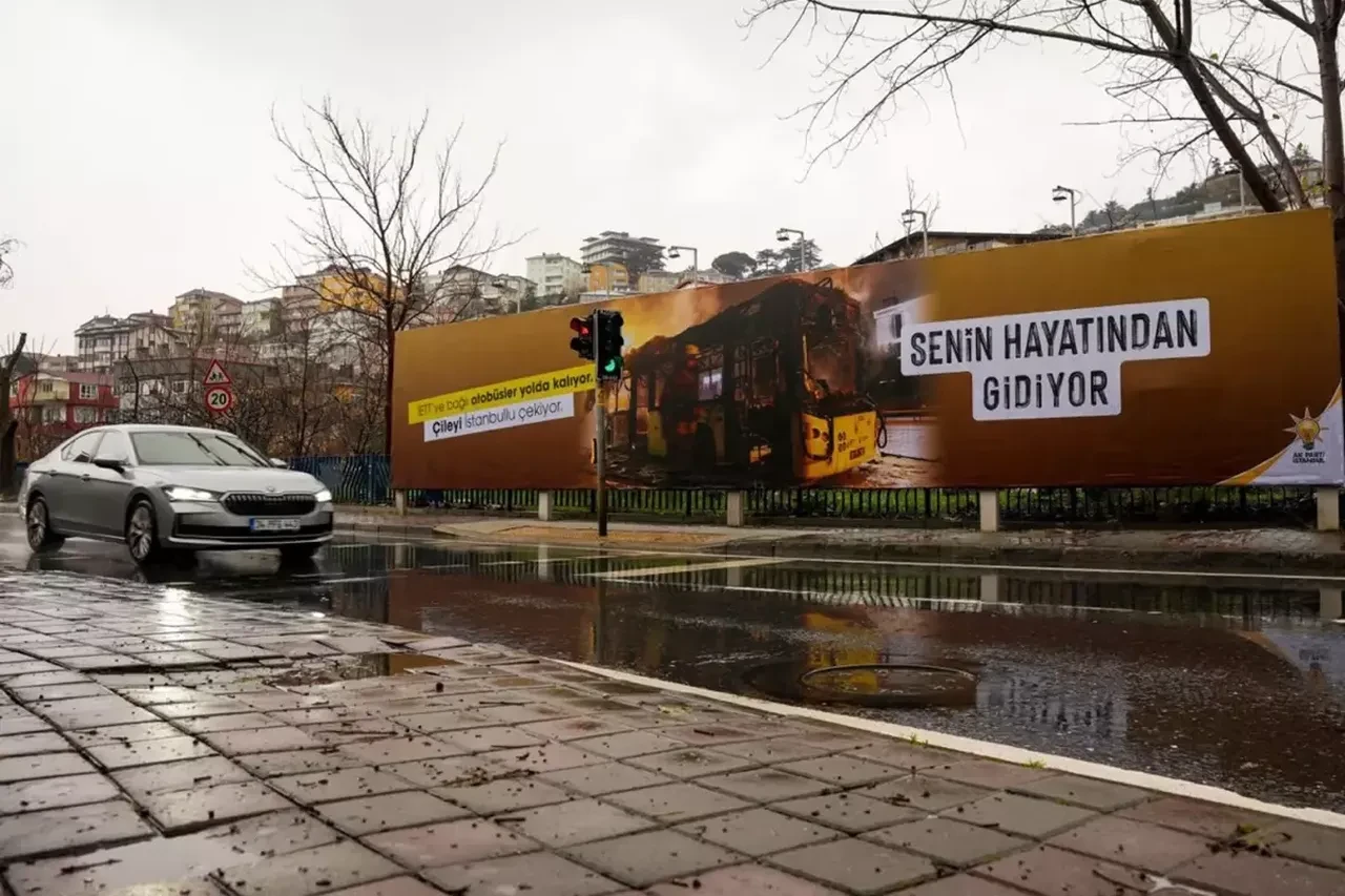 AK Parti'den 'Senin hayatından gidiyor' afişlerinin kaldırılacağı iddiasına cevap