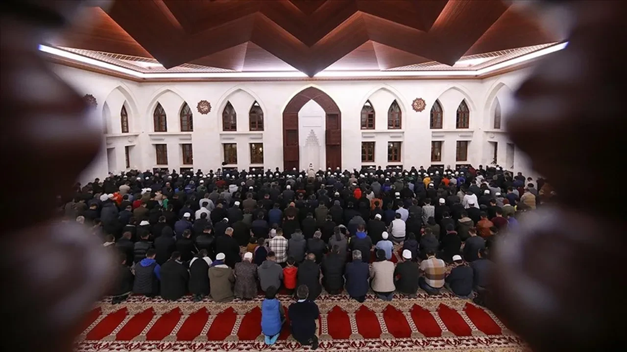 Akrabaya Miraç Kandili Mesajları 2026! Anne, baba, abi, kardeş, abla, amca, dayı, hala ve teyzeye gönderilebilecek hayırlı kandiller sözleri