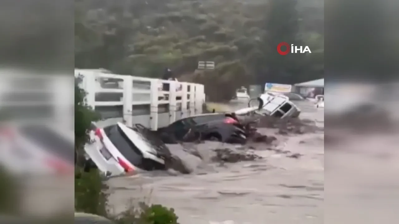 Avustralya’da sel felaketi hayatı felç etti! Yollar kapandı, araçlar denize sürüklendi