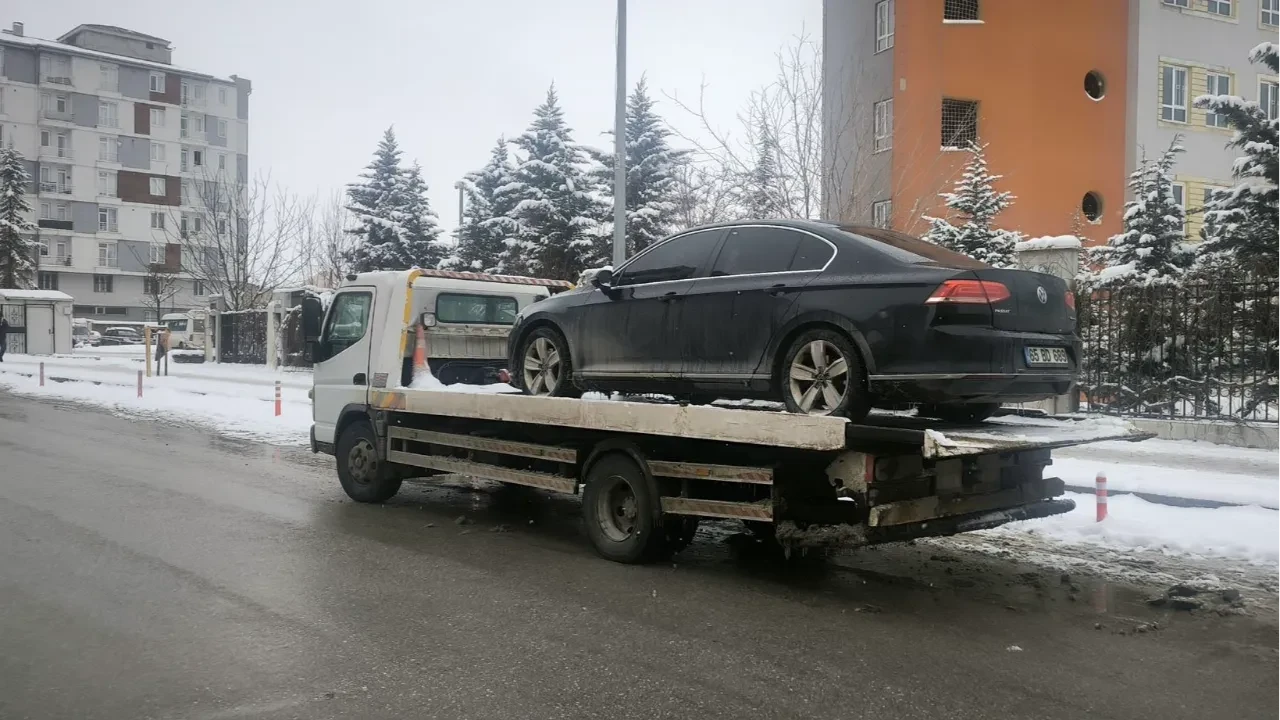 DEM Partili başkanın aracı haczedildi: Trafikte seyir halindeyken yaya kaldı