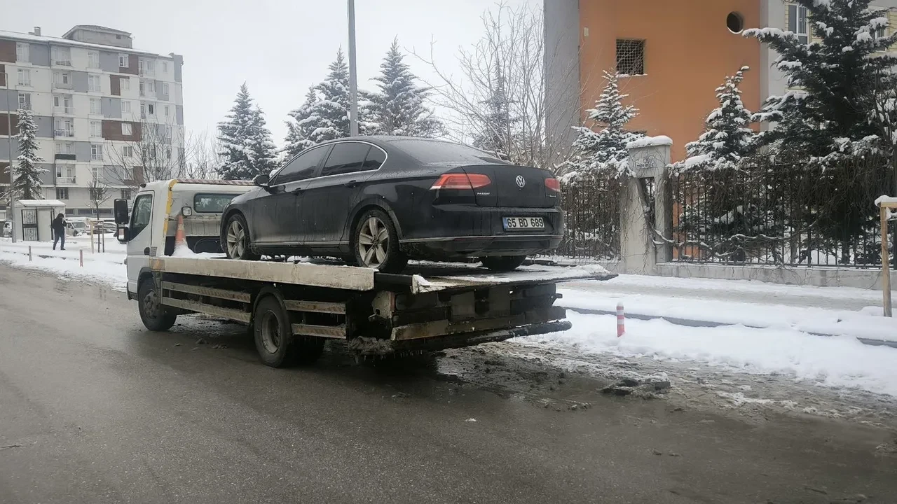 DEM Partili başkanın aracı haczedildi: Trafikte seyir halindeyken yaya kaldı